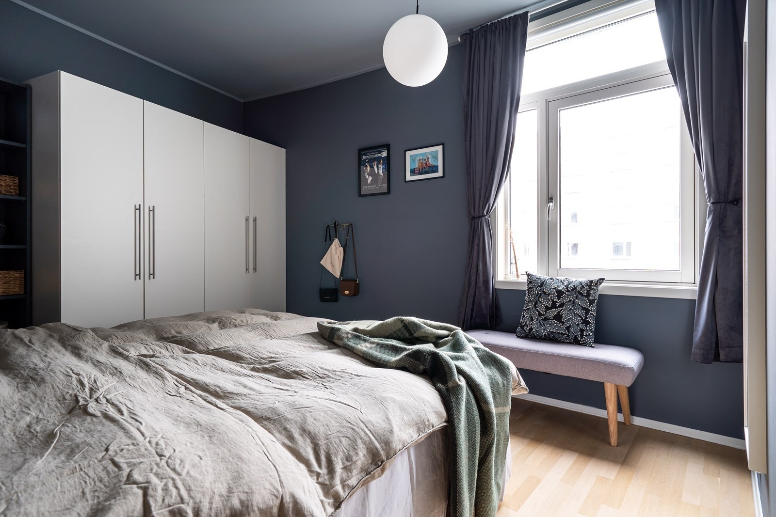 Hovedrommet er romslig og innbydende med god plass til dobbeltseng med tilhørende møblement. Galleribilde