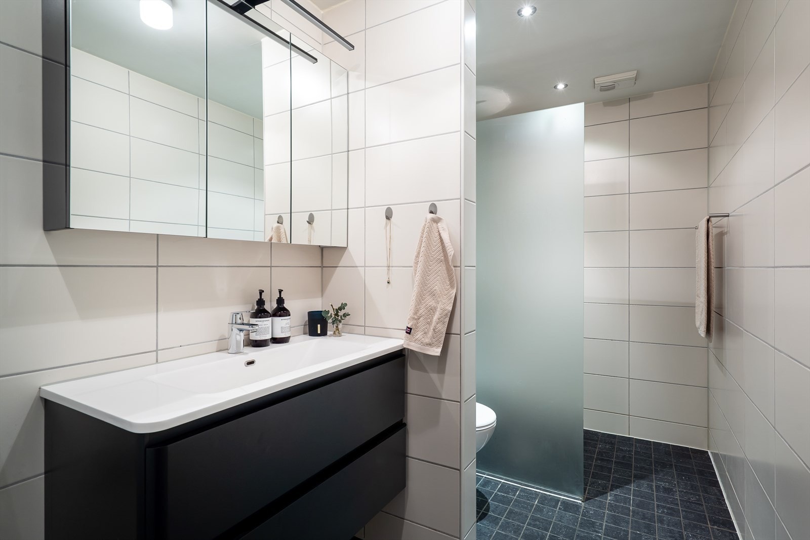 Pent og romslig flislagt bad fra byggeår med varmekabler i gulv. Galleribilde