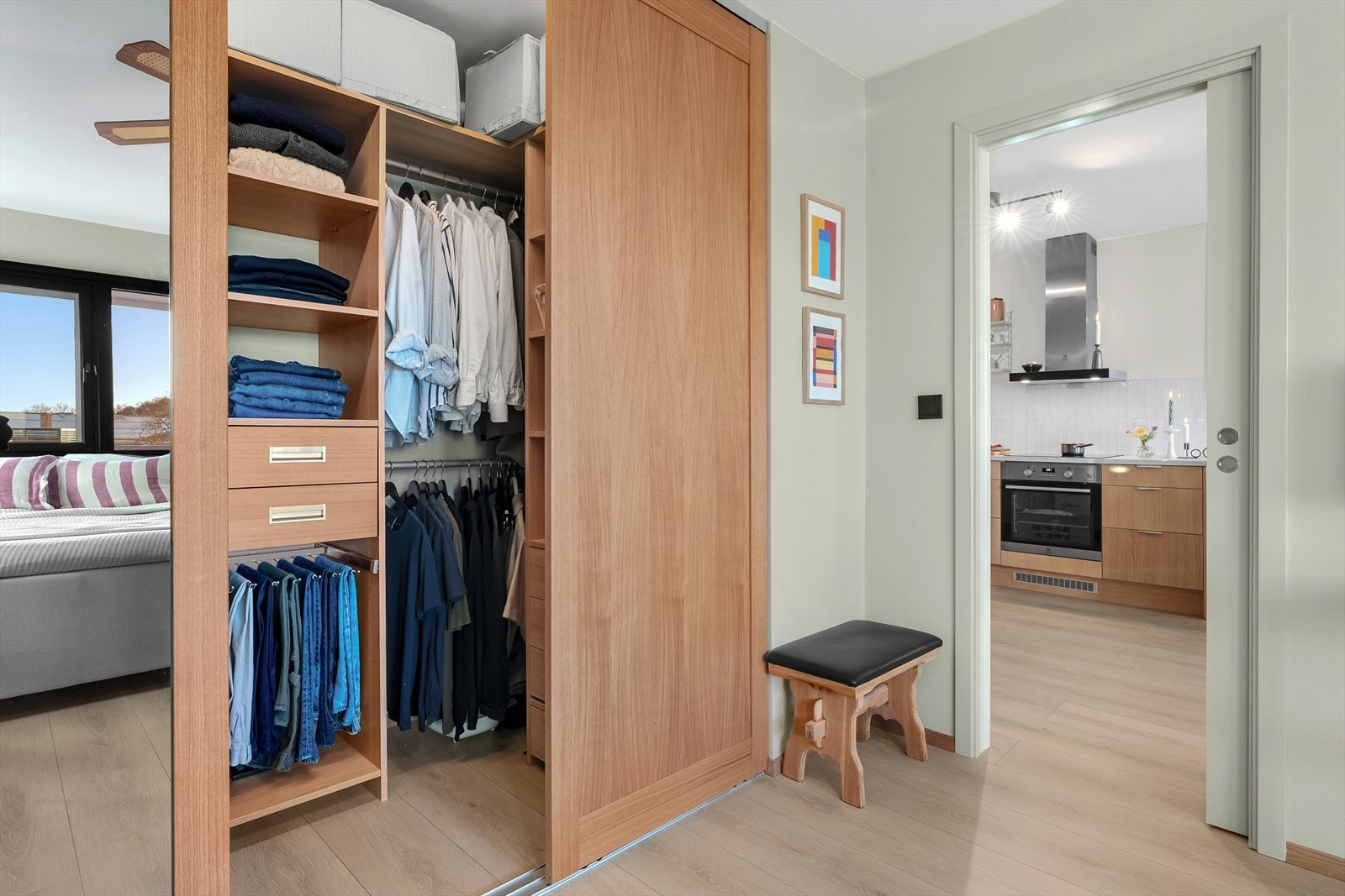 Romslig skyvedør med walk in garderobeløsning på innsiden. Svært god skapplass Galleribilde