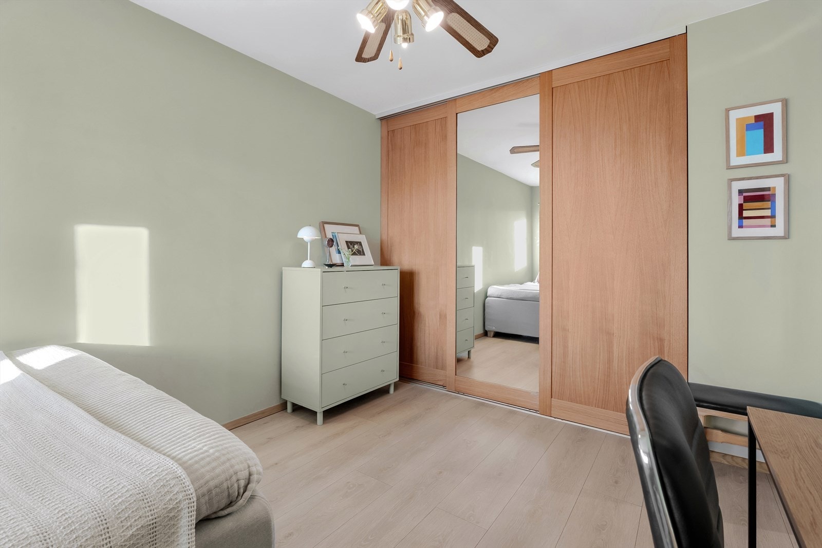 Optimal romløsning mot stuen. Flott skyvedørsgarderobe Galleribilde