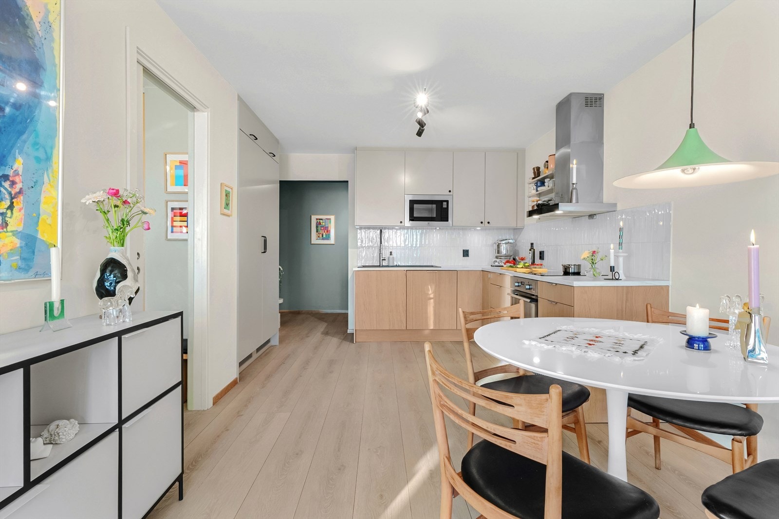 Leiligheten er omfattende renovert i 2022 med bl.a. nye gulv, nytt kjøkken, nytt bad, nye overflater, bryterer m.m. Galleribilde