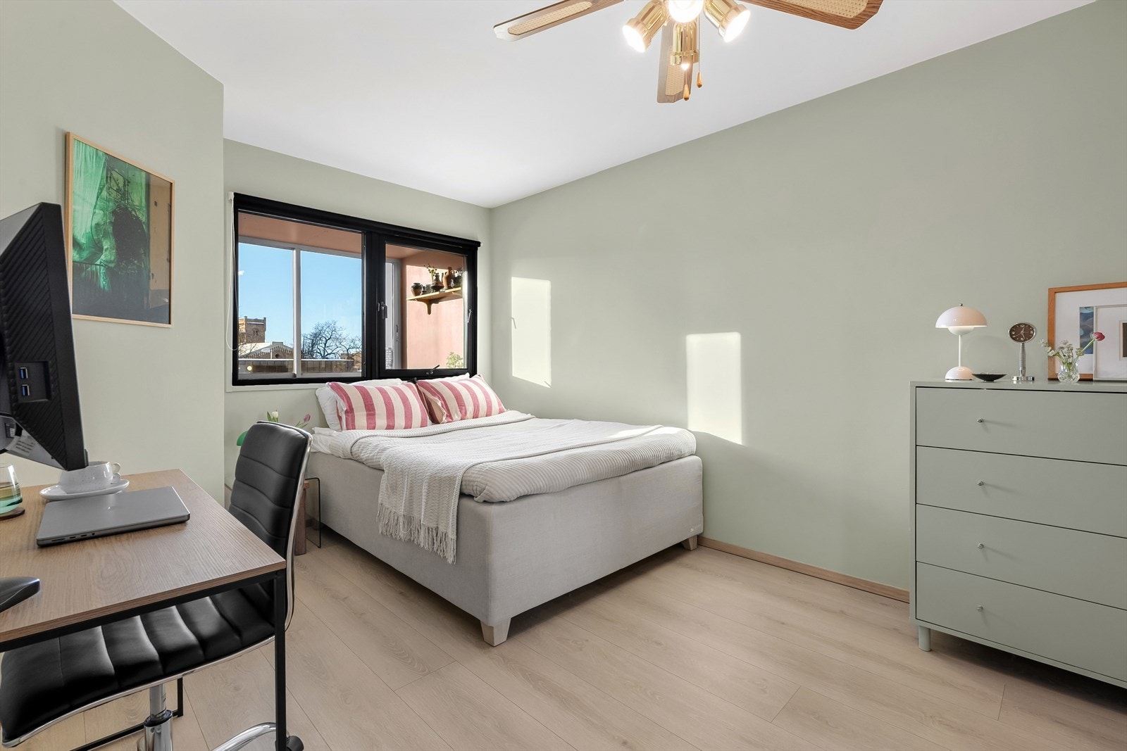 Romslig soverom med god plass til dobbeltseng, kontorpult, skap m.m. Galleribilde