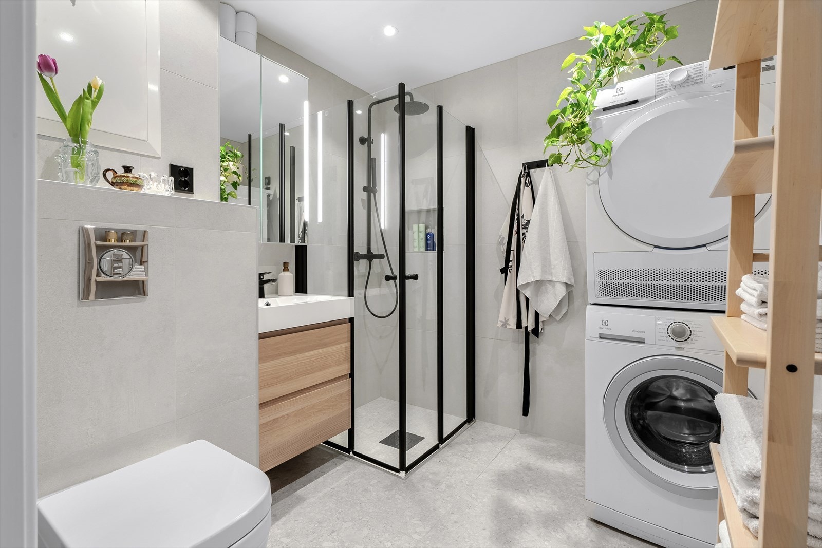 Svært lekkert og delikat bad fra 2022 med gulvvarme, downlights, stor dusjsone og servant med under- og overskap Galleribilde