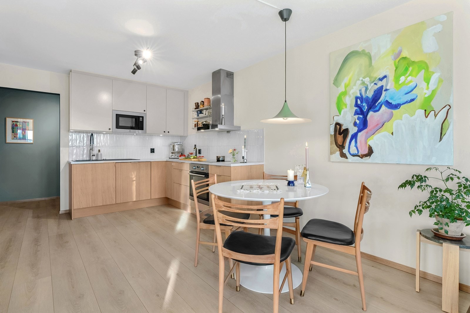 Nydelig kjøkkeninnredning fra HTH med fullintegrerte hvitevarer Galleribilde