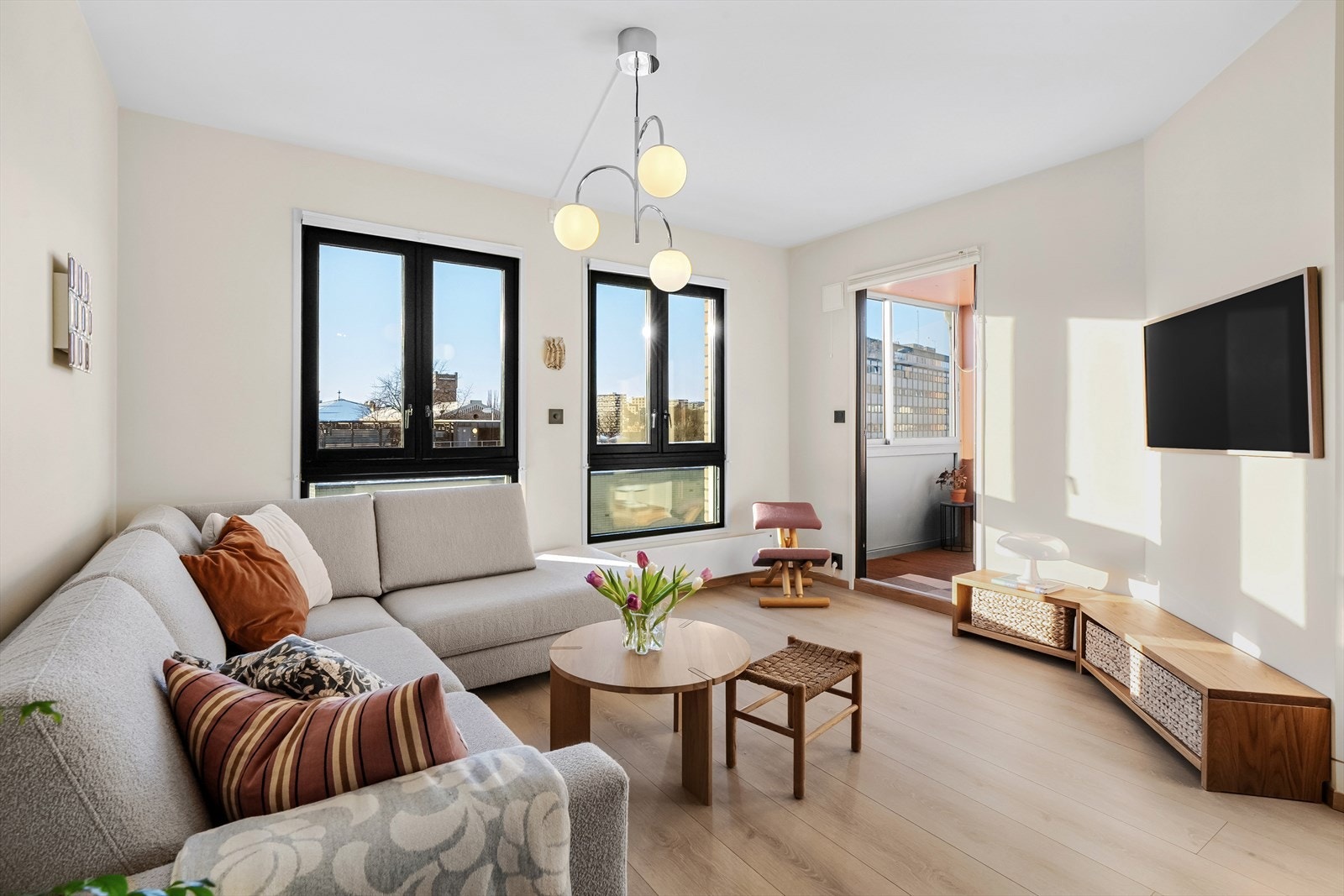 Utgang til solrik innglasset balkong fra stuen Galleribilde