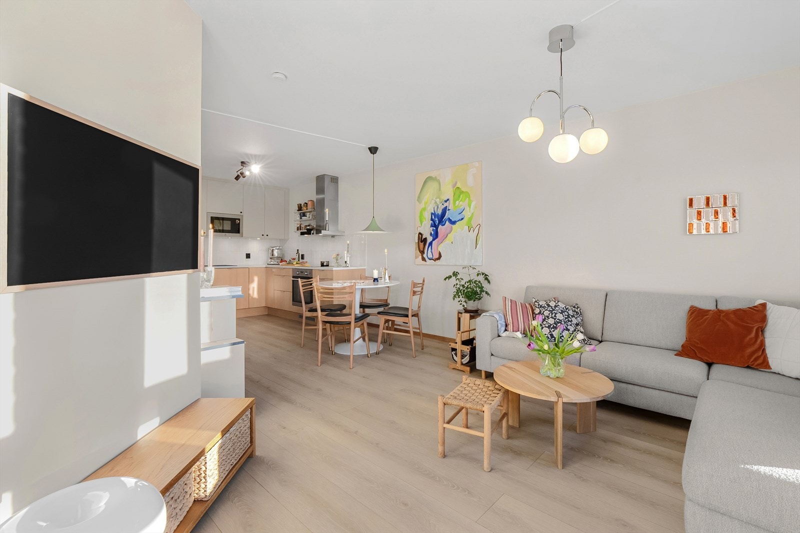 Nydelig leilighet som er omfattende renovert i 2022 med bl.a. nytt bad, kjøkken, gulv, skap, brytere m.m. Galleribilde