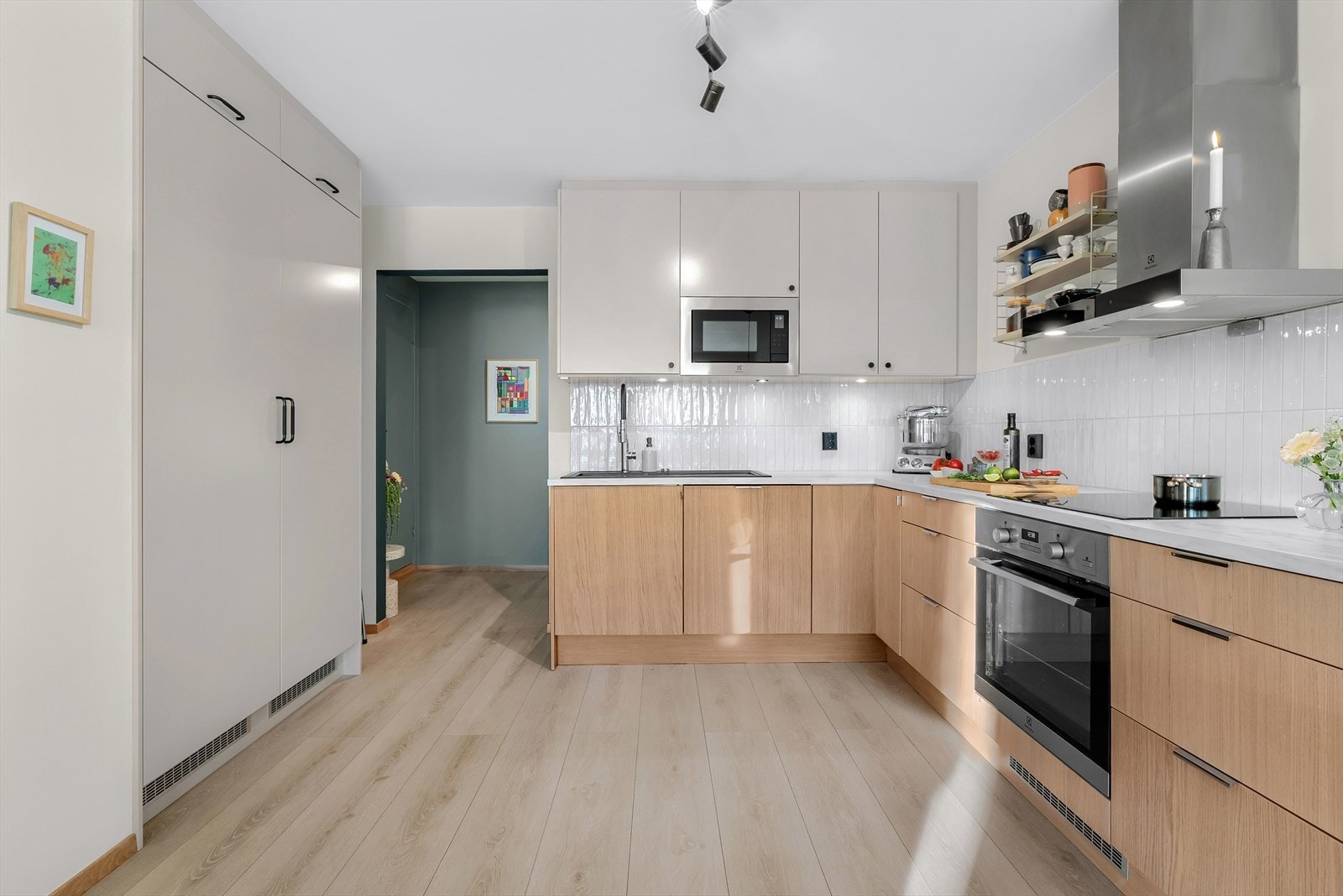 Flott stort, fryseskap og integrert kjøleskap Galleribilde