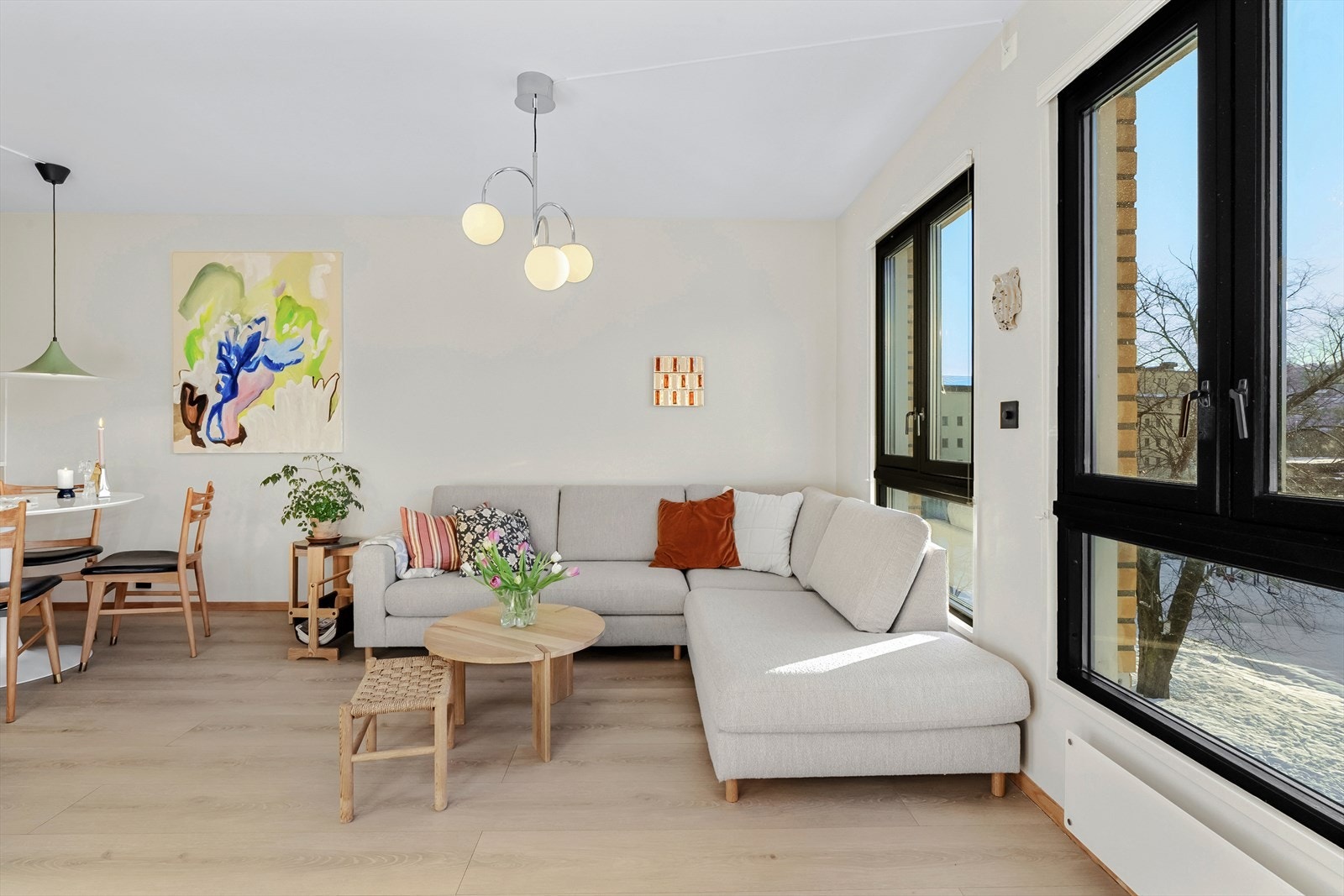 Rikelig med lysinnslipp fra store vindusflater Galleribilde