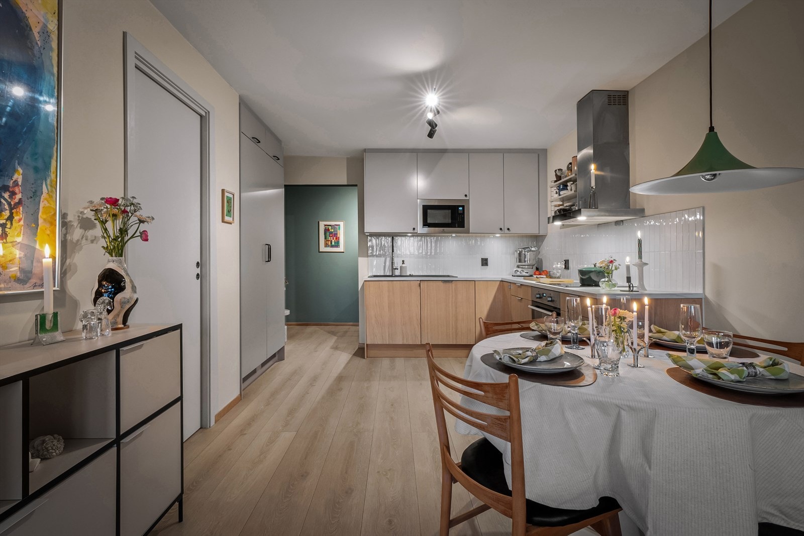 God plass til stort spisebord og mange gjester Galleribilde