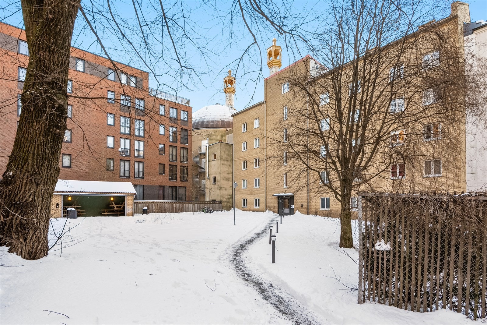 Flott bakgård med sittegrupper, sykkelparkering m.m. Galleribilde