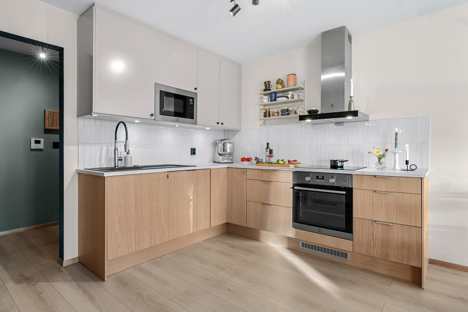 Smarte løsninger og meget god skap- og benkplass. Fine fliser over benk Galleribilde