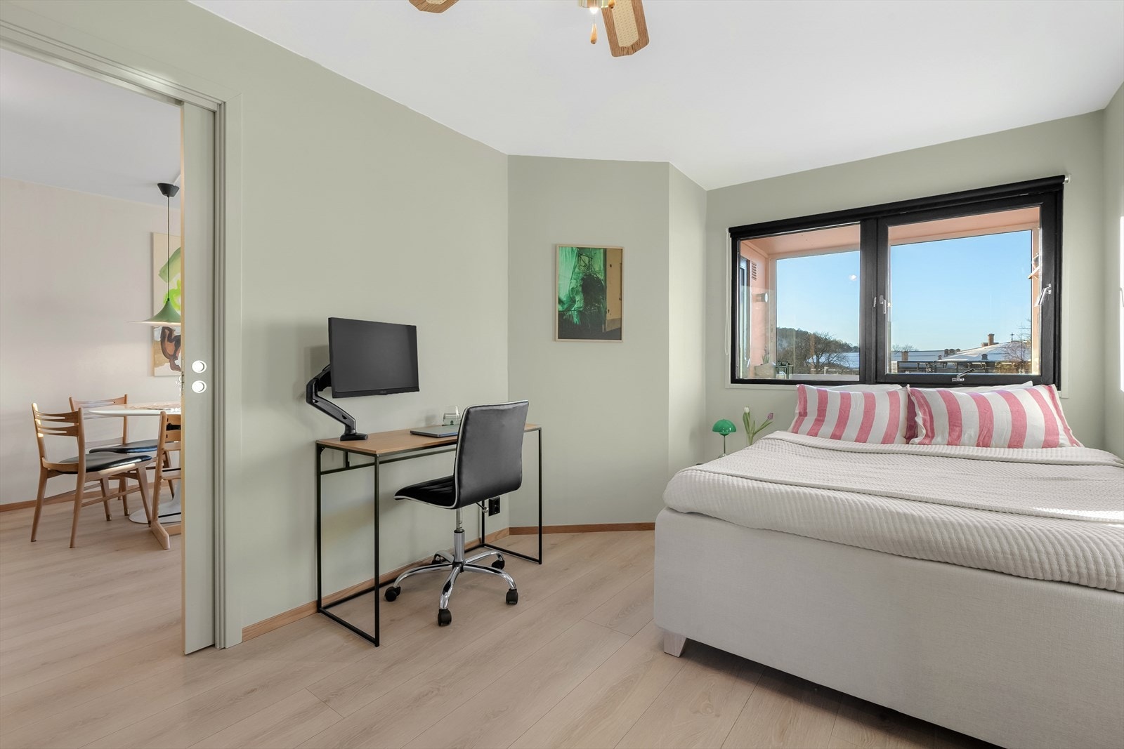 Praktisk skyvedør fra gang til stue Galleribilde