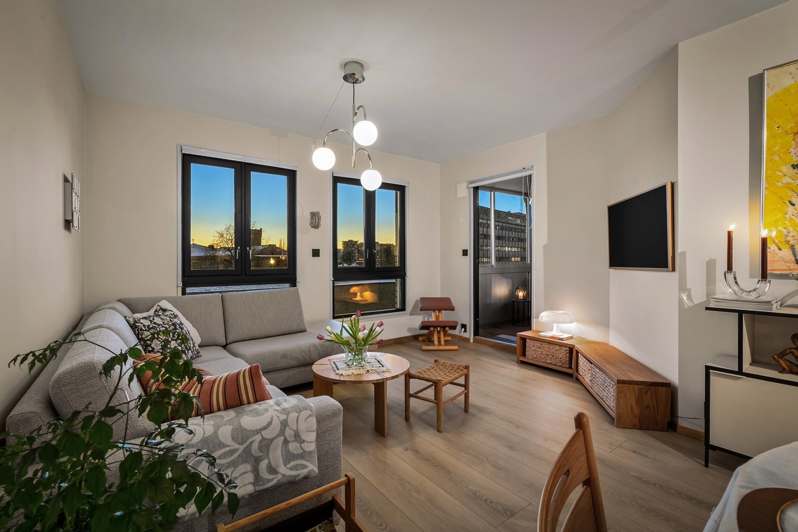 Herlig avstand fra sofa til tv. Direkte utgang til balkong Galleribilde