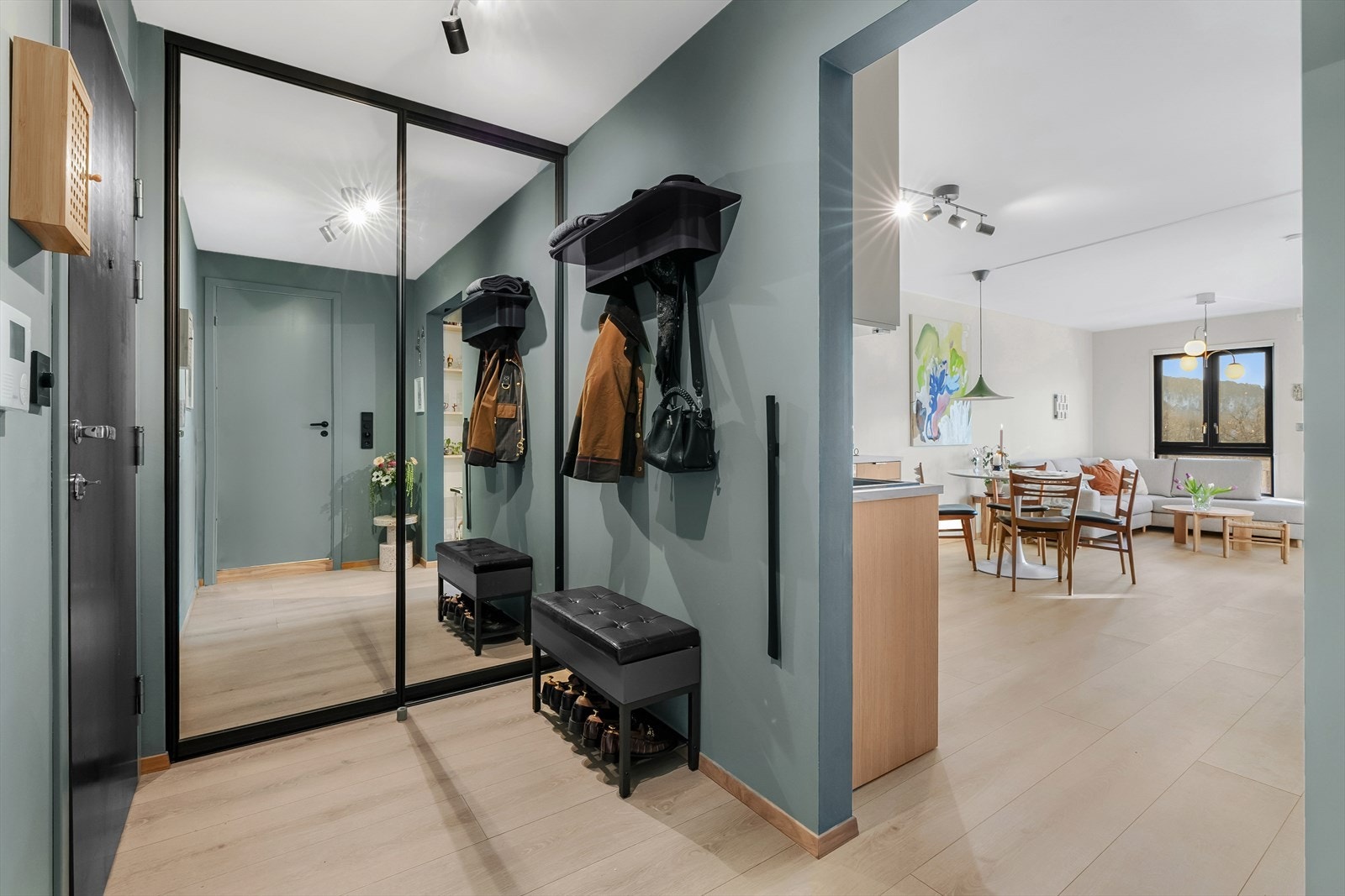 Romslig gang/entré med god plass til å henge fra seg. Flott skyvedørsgarderobe fra 2022 Galleribilde