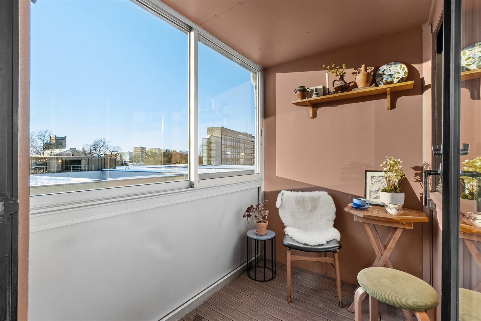 Flott innglasset balkong med gode solforhold Galleribilde