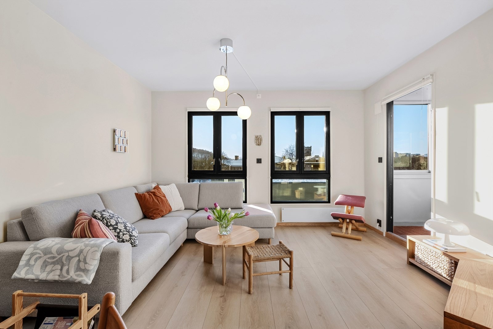 God plass til stor sofagruppe, tv og møblement Galleribilde