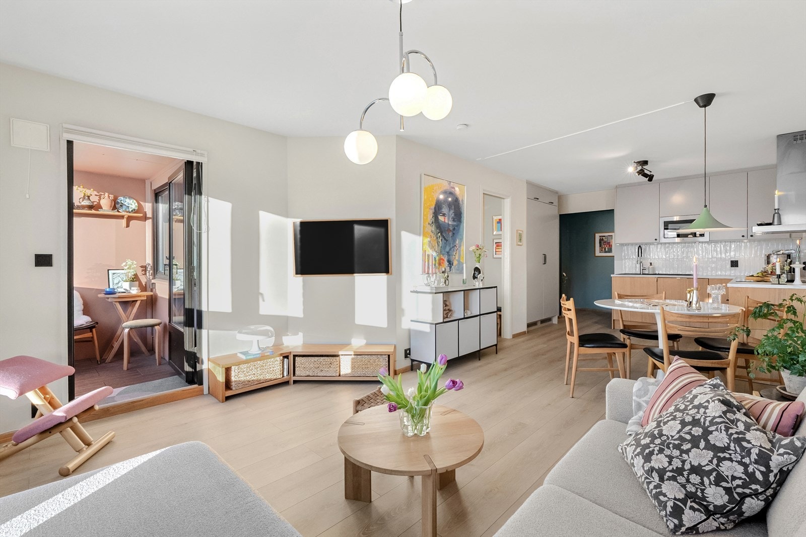 Åpen og lys leilighet med svært god romfølelse Galleribilde