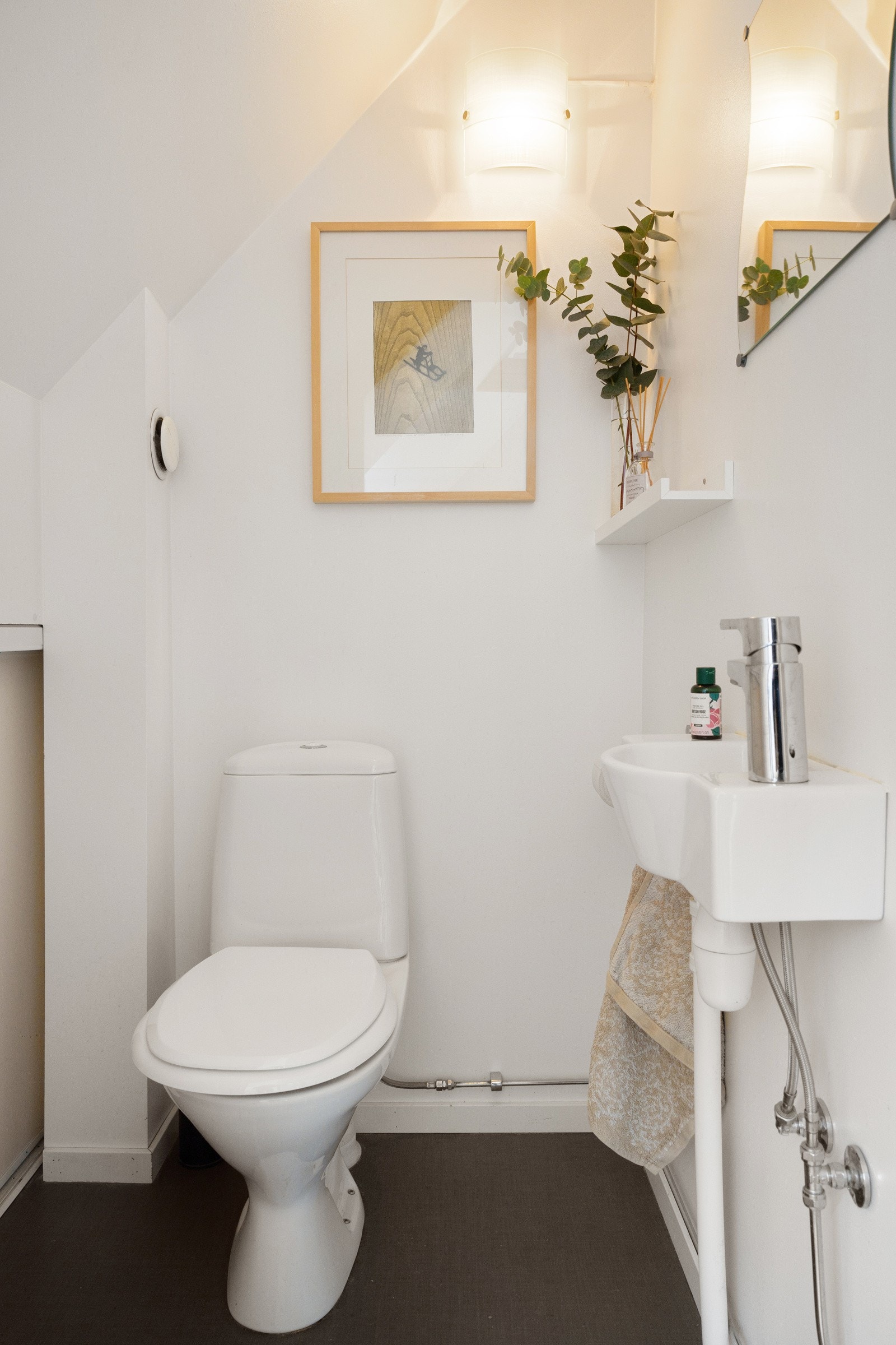 Toalettrom i loftsetasjen med servant. Galleribilde