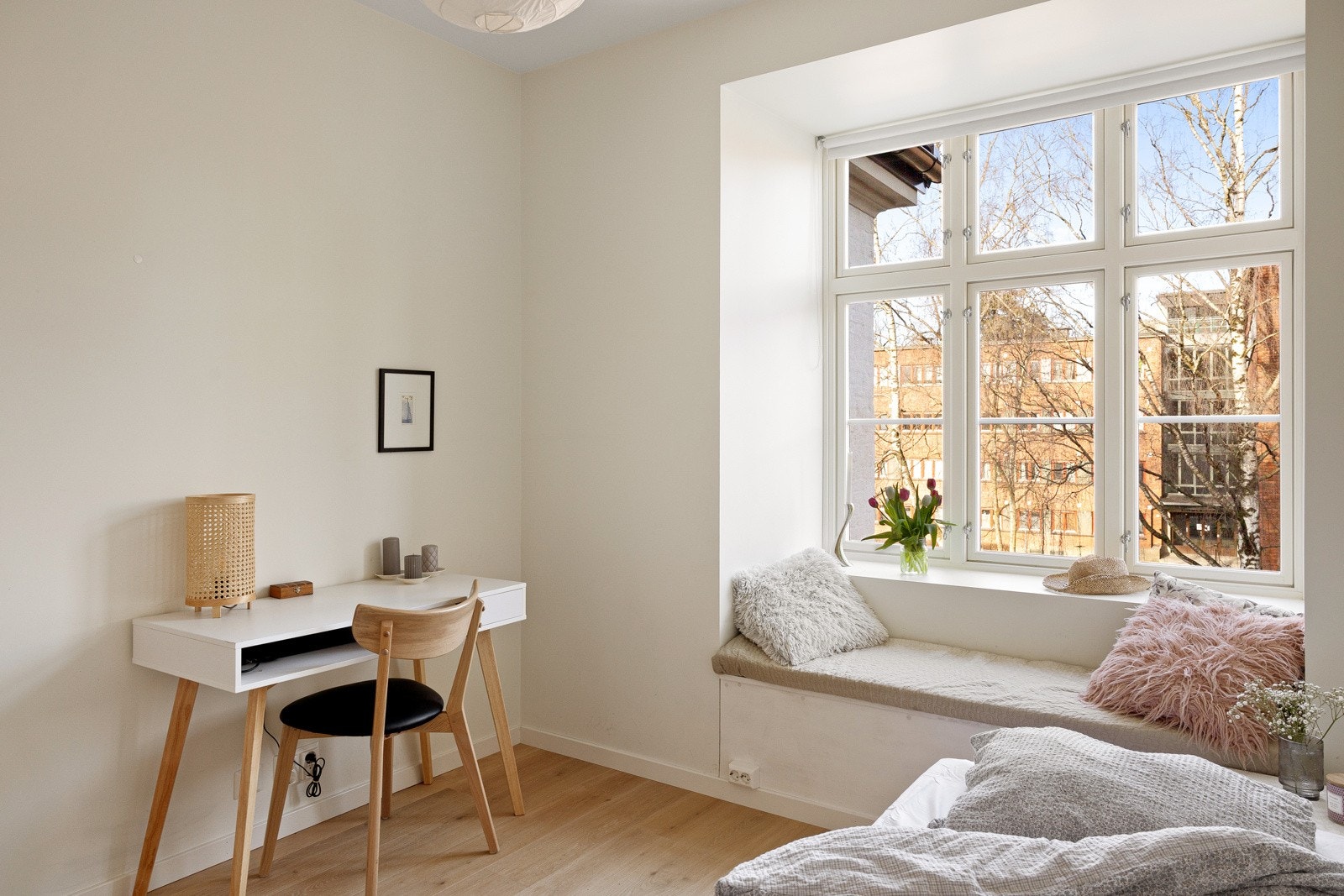 Rommet har god plass til seng og garderobeskap, og passer også som et fullverdig hjemmekontor i rolige omgivelser. Galleribilde