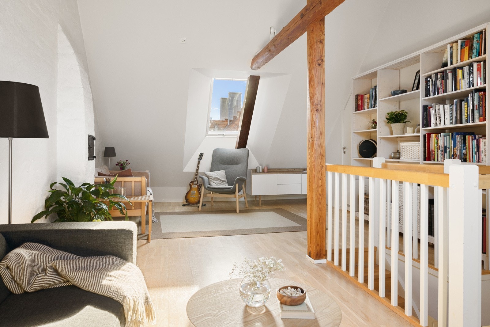 Her er det plass til separat sofagruppe og lesekrok. Galleribilde