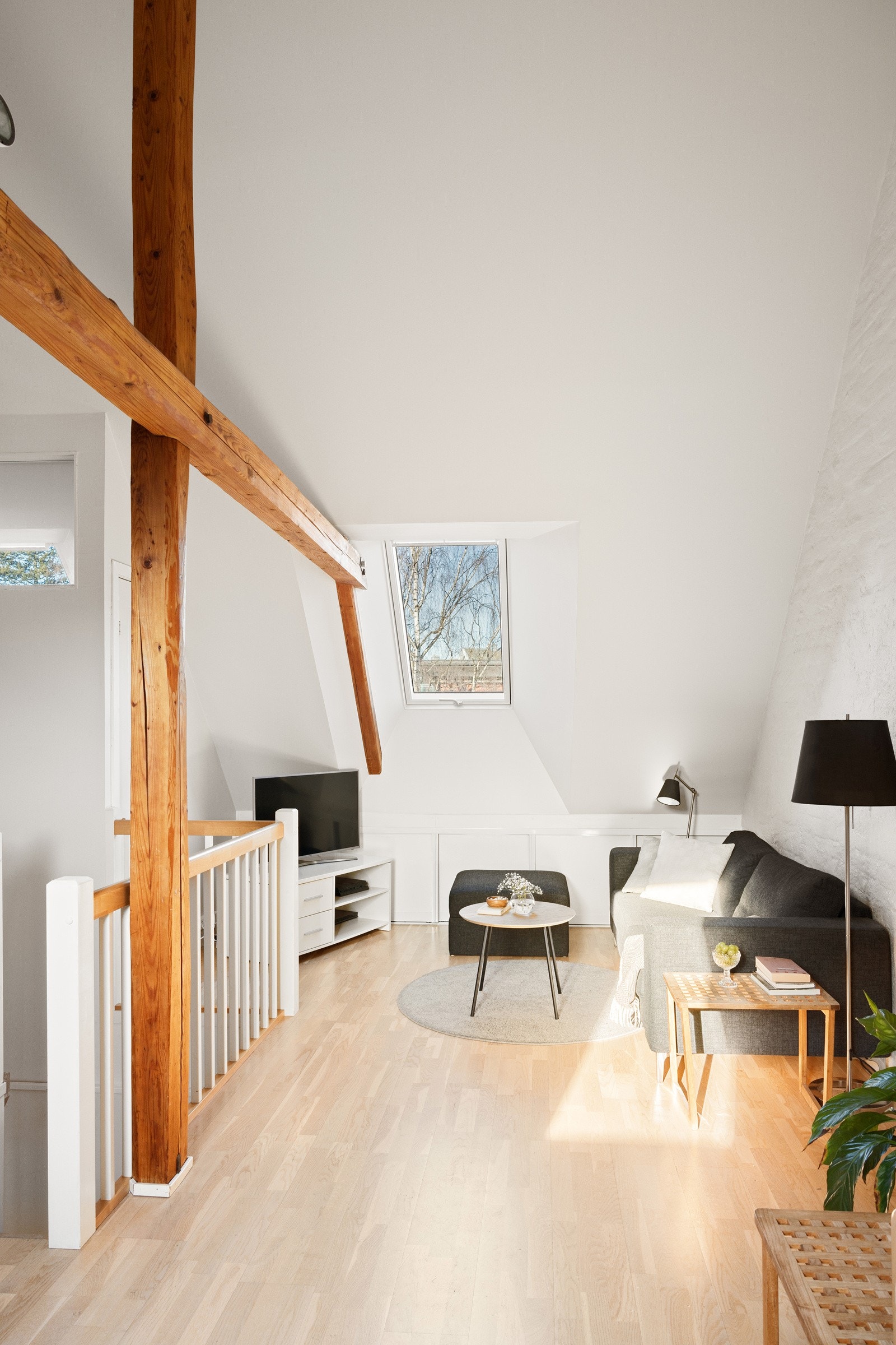 Leiligheten har en generøs takhøyde på 4,25 meter på det høyeste. Galleribilde