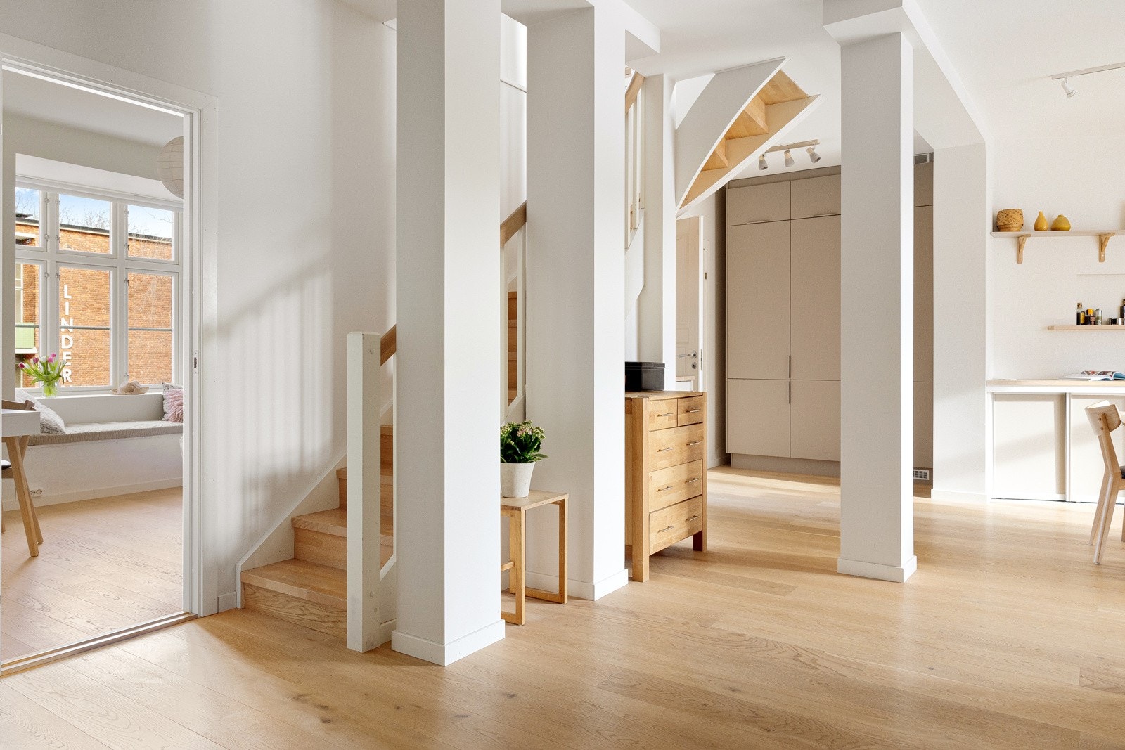 Trappen tar deg enkelt opp til boligens loftsetasje. Galleribilde