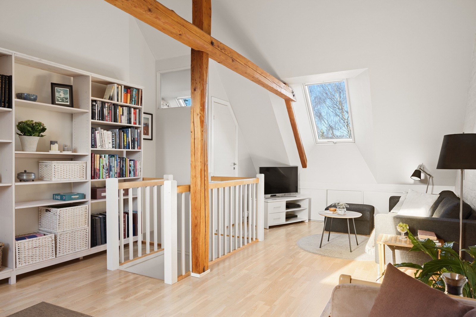 Stuen har gode lysforhold med store velux takvinduer fra 2021 som slipper inn rikelig med naturlig lys. Galleribilde
