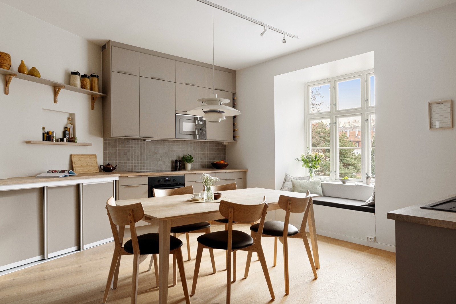 Boligen er stor, lys og gjennomgående, med mye utsyn og lite innsyn. Galleribilde