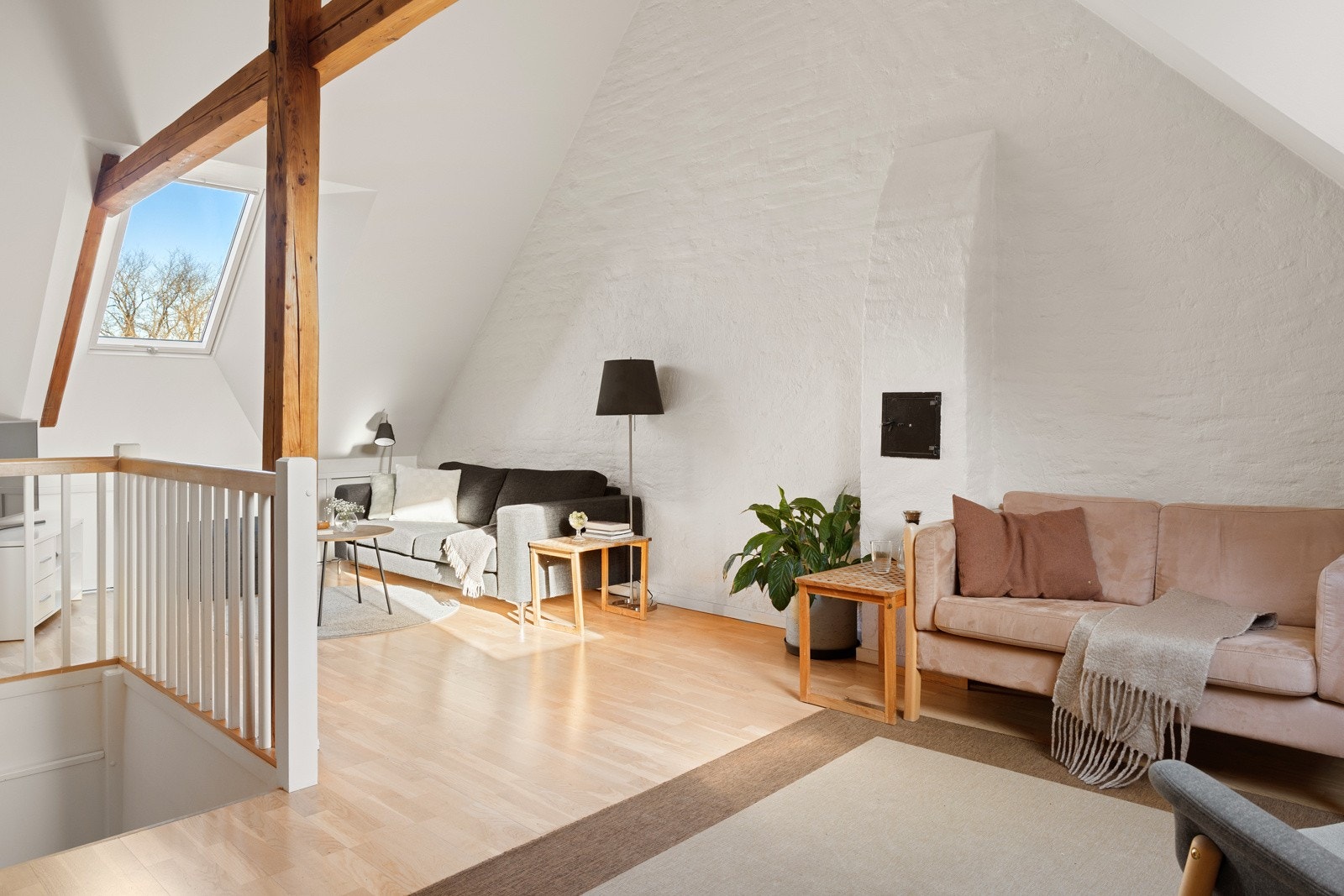 Loftstuen oppleves som lys og romslig med plass til blant annet sofagruppe med tilhørende møblement, stol, hyller/skap til oppbevaring m.m. Galleribilde