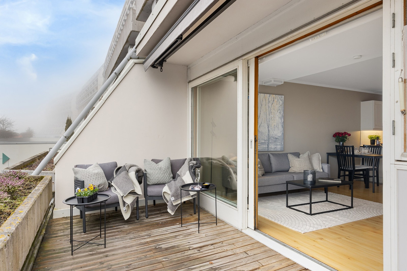 Plassbesparende skyvedør til terrassen som skaper en flott overgang mellom ute og inne. Ny membran på terrassen i 2021 Galleribilde