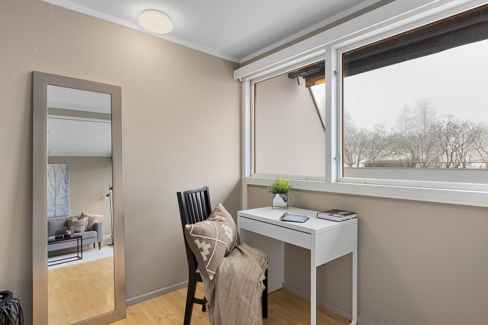 I tillegg til en seng er det også plass til en skrivepult og eventuelt en garderobe Galleribilde