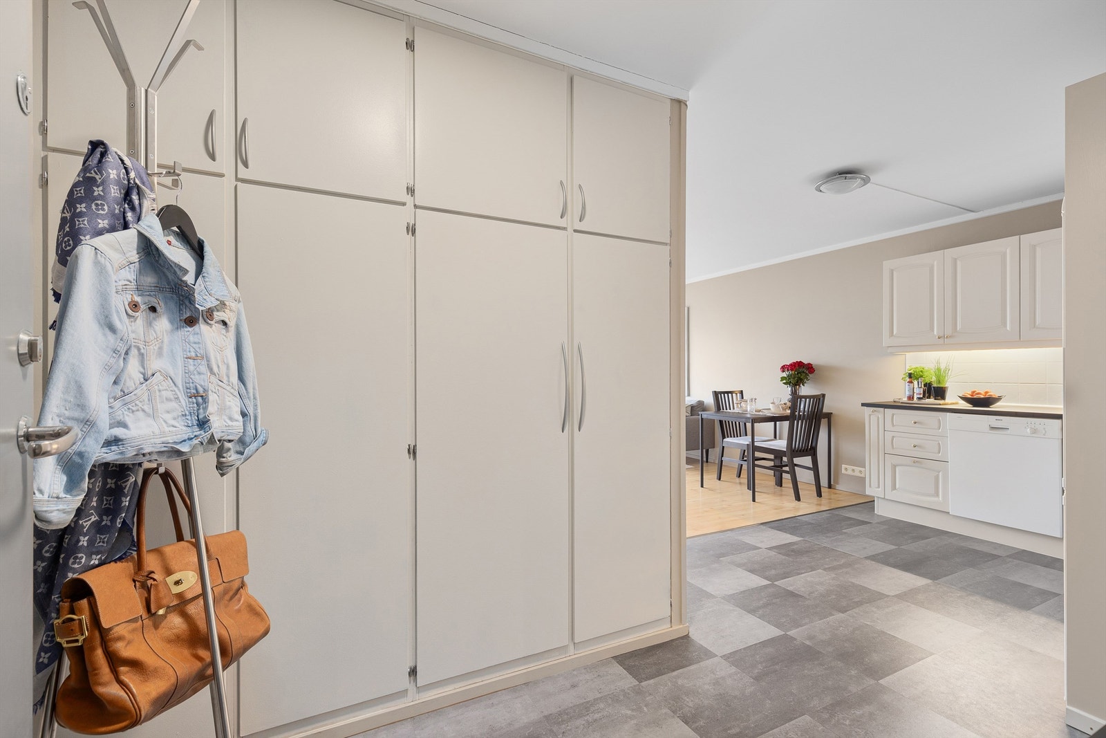 Entré med god oppbevaringsplass i innebygget garderobeløsning Galleribilde