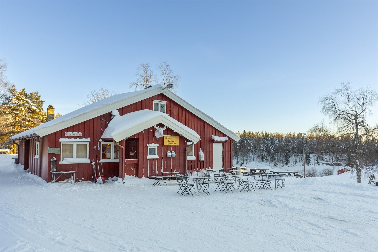 Trollvann, en populær markastue både sommer og vinter Galleribilde