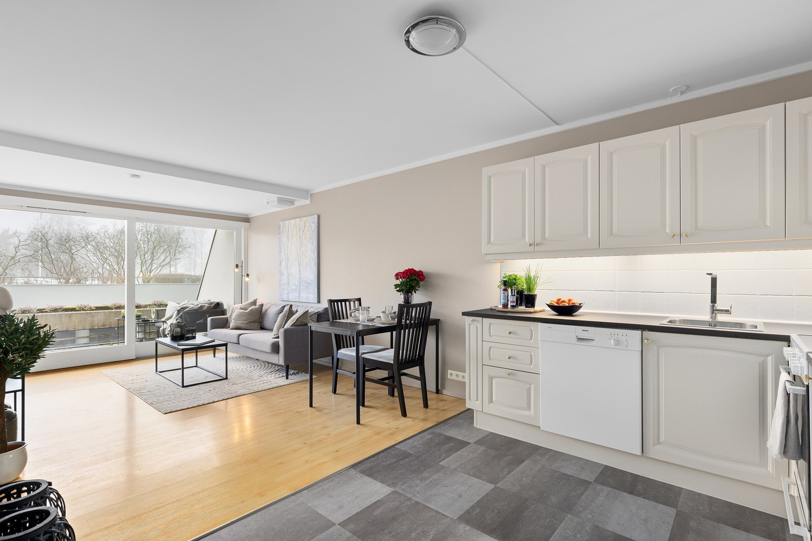 Store vindusflater gir fint og naturlig lys til rommet. Ny kjøkkenbenk, blandebatteri og vask i 2024 Galleribilde