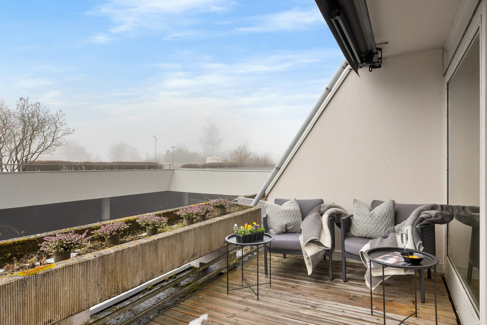 Koselig balkong på ca. 11 kvm som er delvis overbygget. Ny markise i 2024 Galleribilde