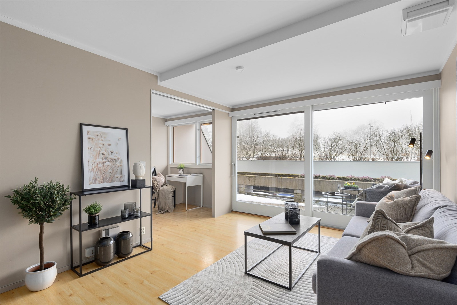 Stuen er malt i tidsaktuelle og behagelige farger Galleribilde