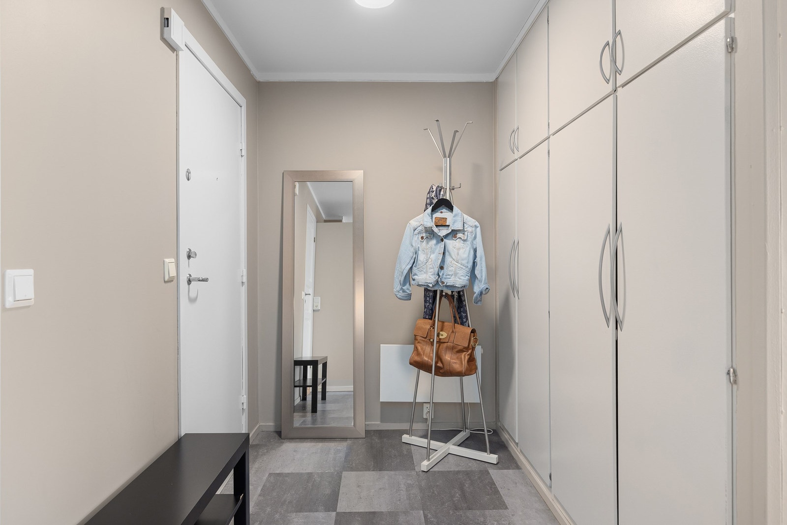 Fin og innbydende plass til å henge fra seg yttertøy og sette fra seg sko Galleribilde