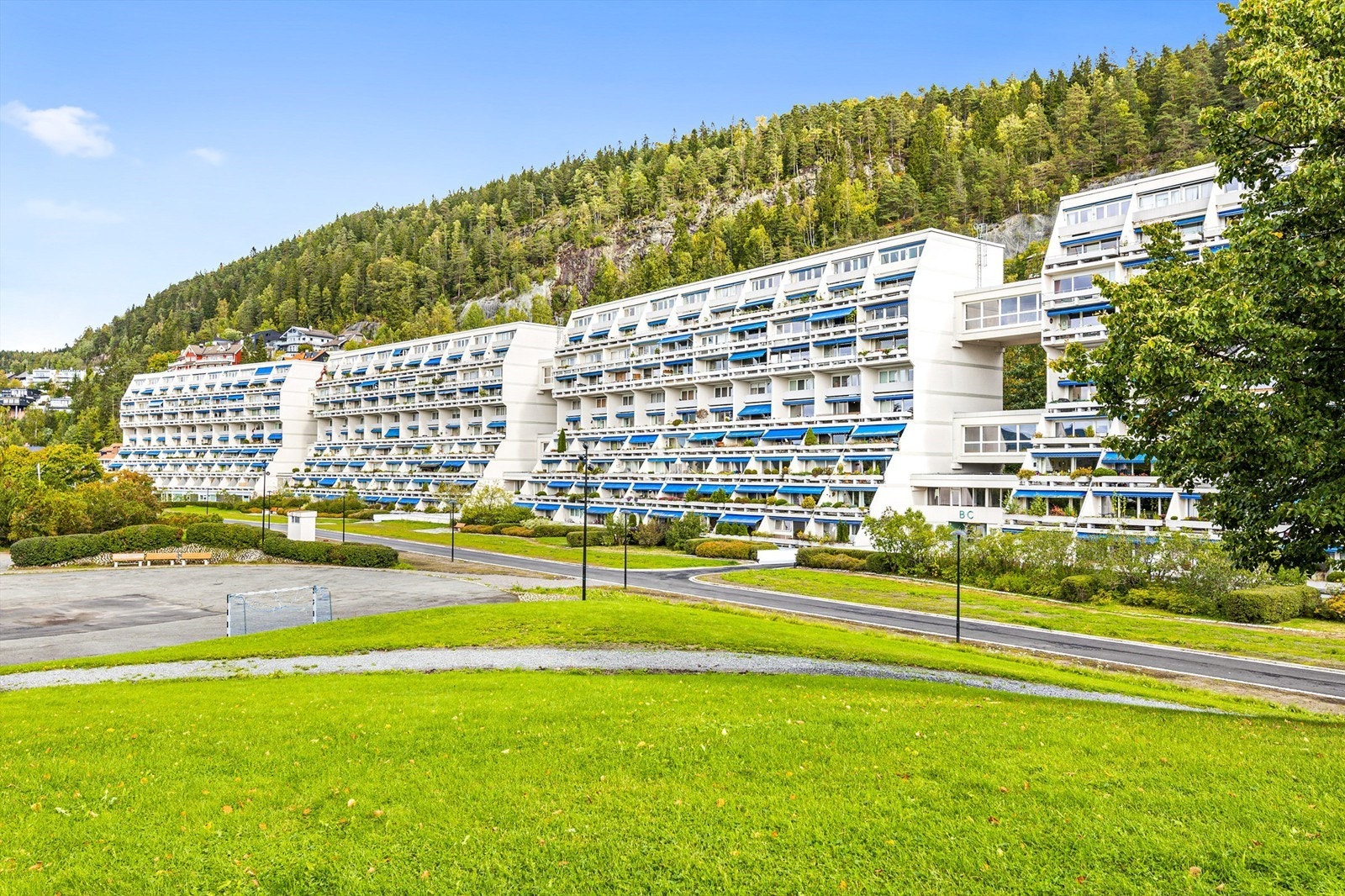 Store parkmessige uteområder i sameiet Galleribilde