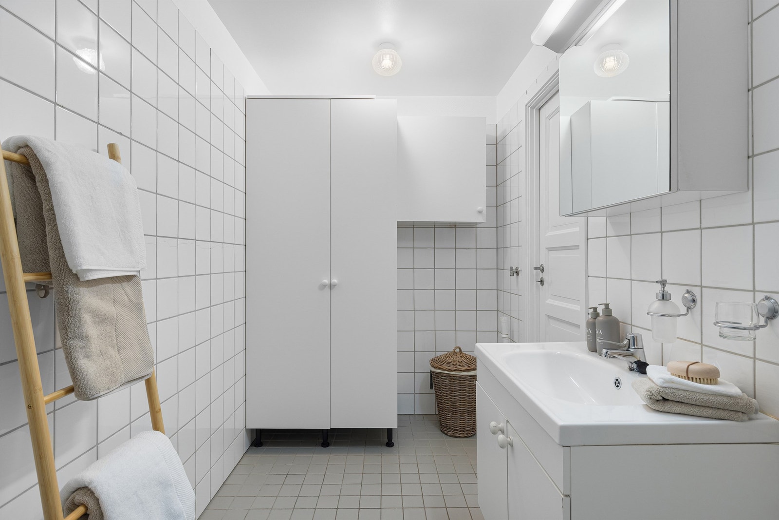 Det er også godt med oppbevaringsplass i vegghengt skap og høyskap på badet Galleribilde