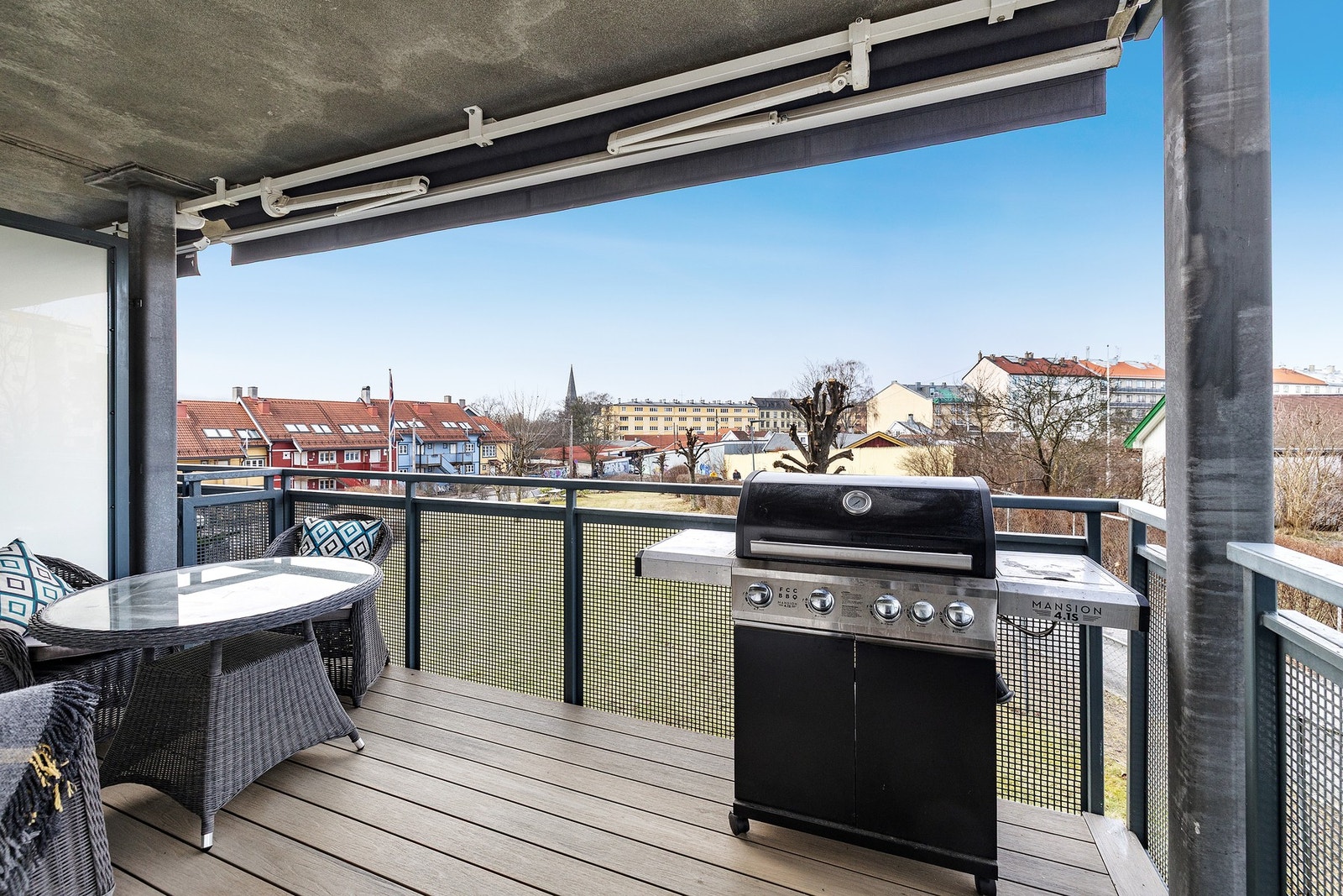 Balkongen vender i nordvestvendt retning og har gode solforhold på ettermiddag og kveld Galleribilde