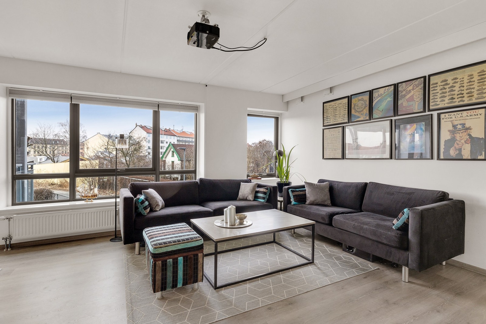 Lys og luftig stue av god størrelse med flere møbleringsmuligheter Galleribilde