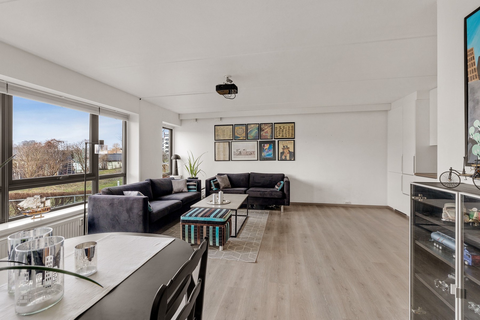 Store vindusflater sørger for rikelig med naturlig lysinnslipp Galleribilde