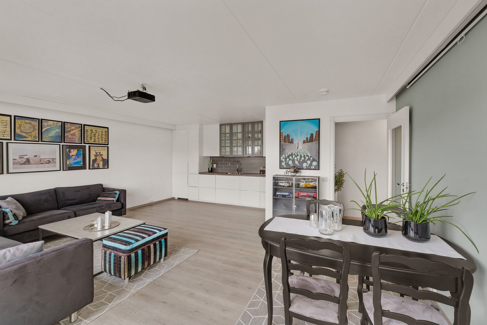 Stuens størrelse gir god plass for stor spisegruppe Galleribilde