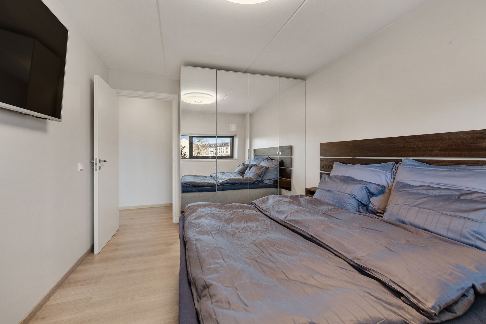 Soverommet er malt i lune og behagelige farger av moderne karakter Galleribilde