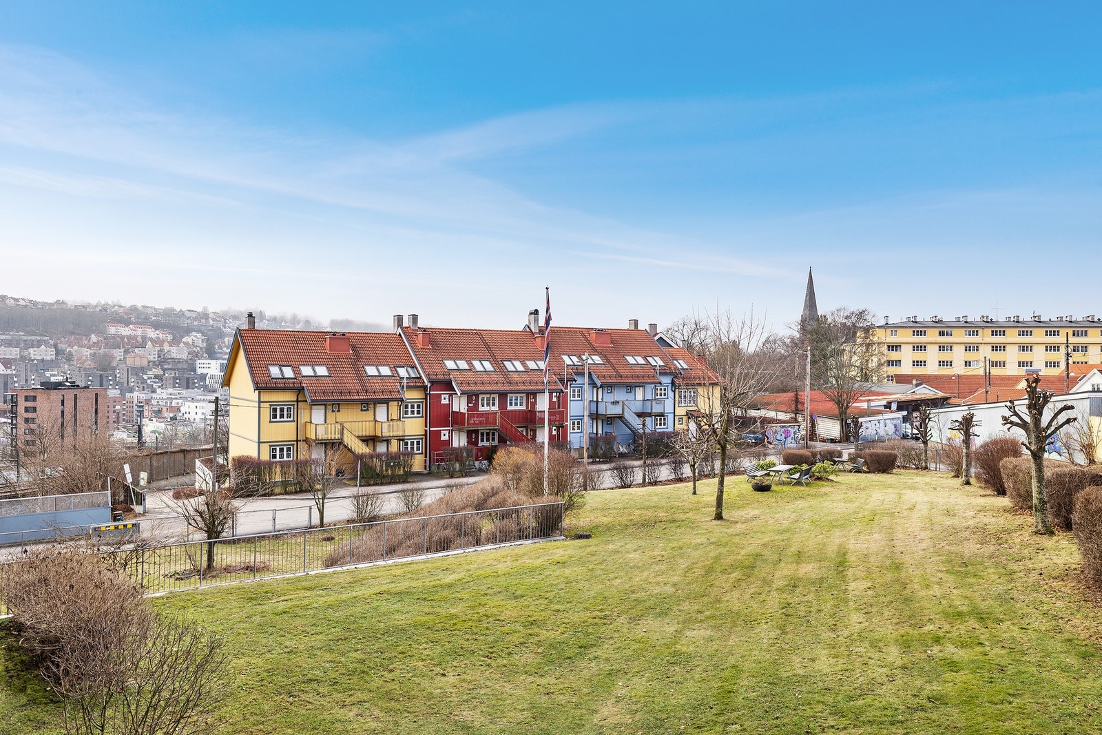 Balkongen oppleves meget usjenerende uten innsyn og med god distanse til nærmeste bebyggelse Galleribilde