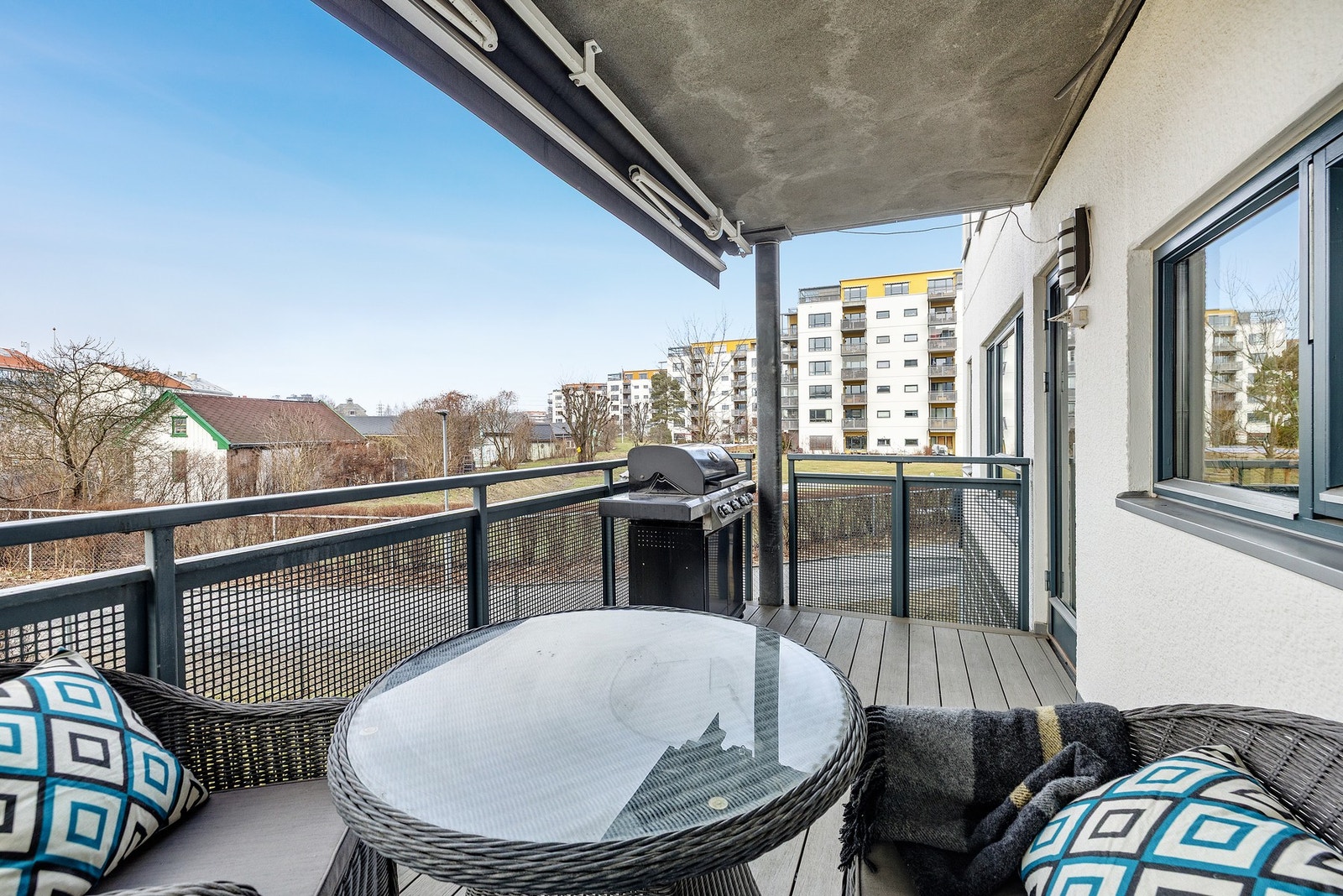 Balkongens store størrelse gir god plass til utemøbler og grill Galleribilde