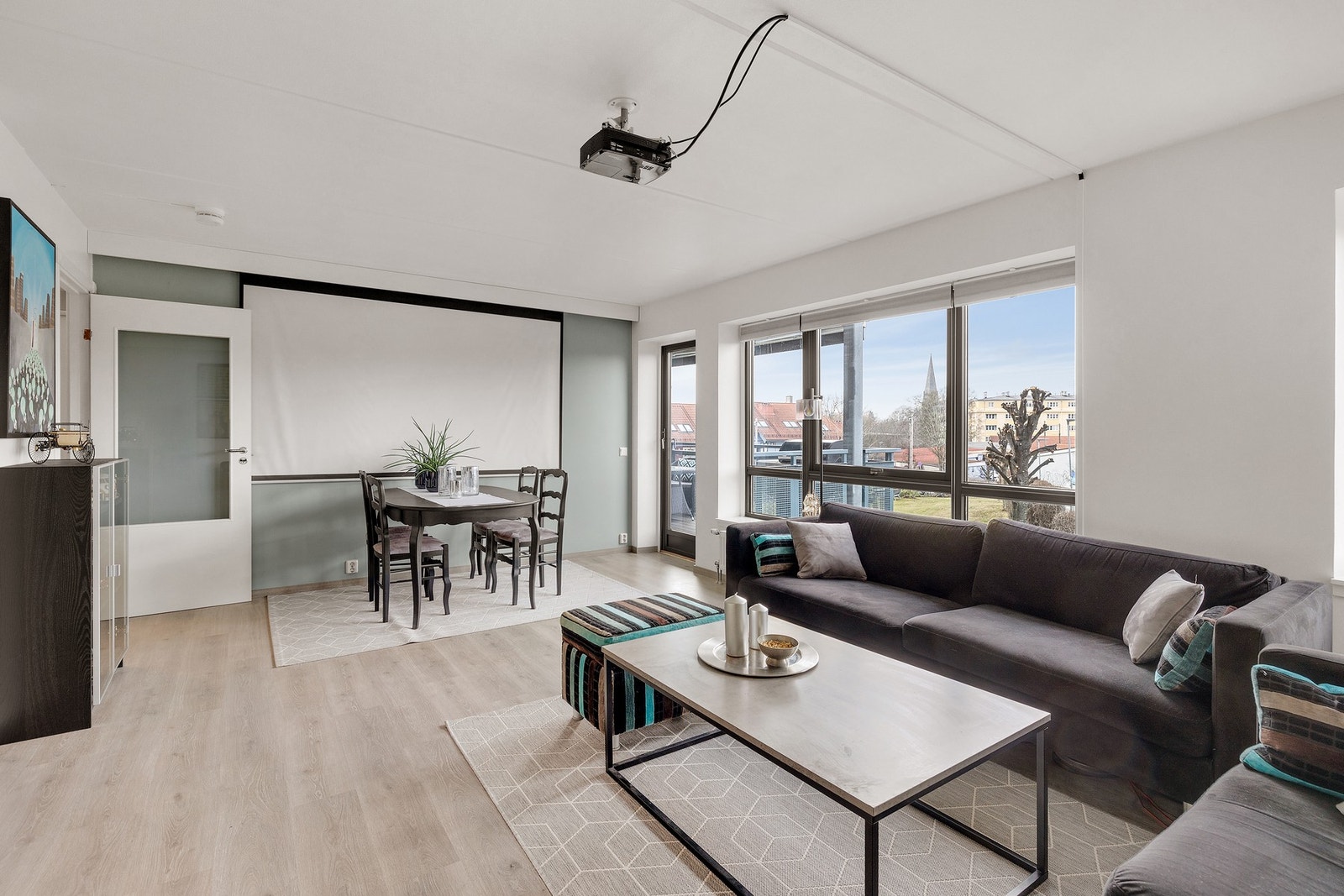 Leilihgeten har tilrettelagt for prosjektor med lærret Galleribilde