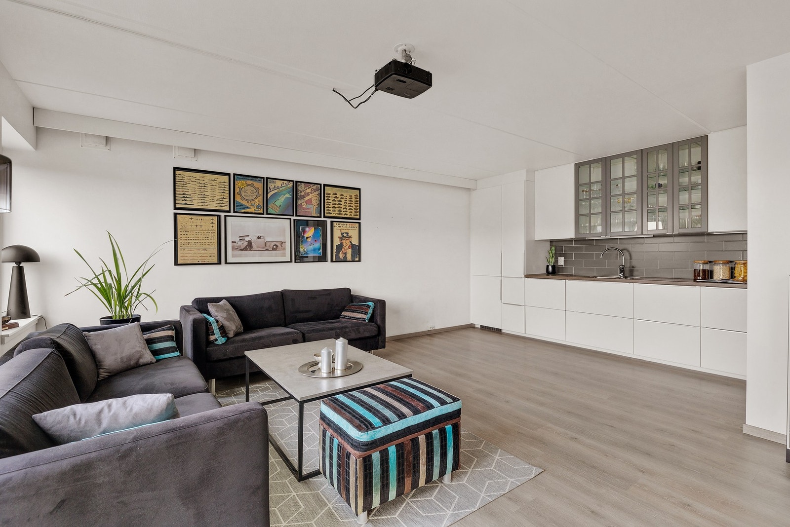 Den åpne stue/kjøkkenløsning understøtter leilighetens smarte planløsning Galleribilde