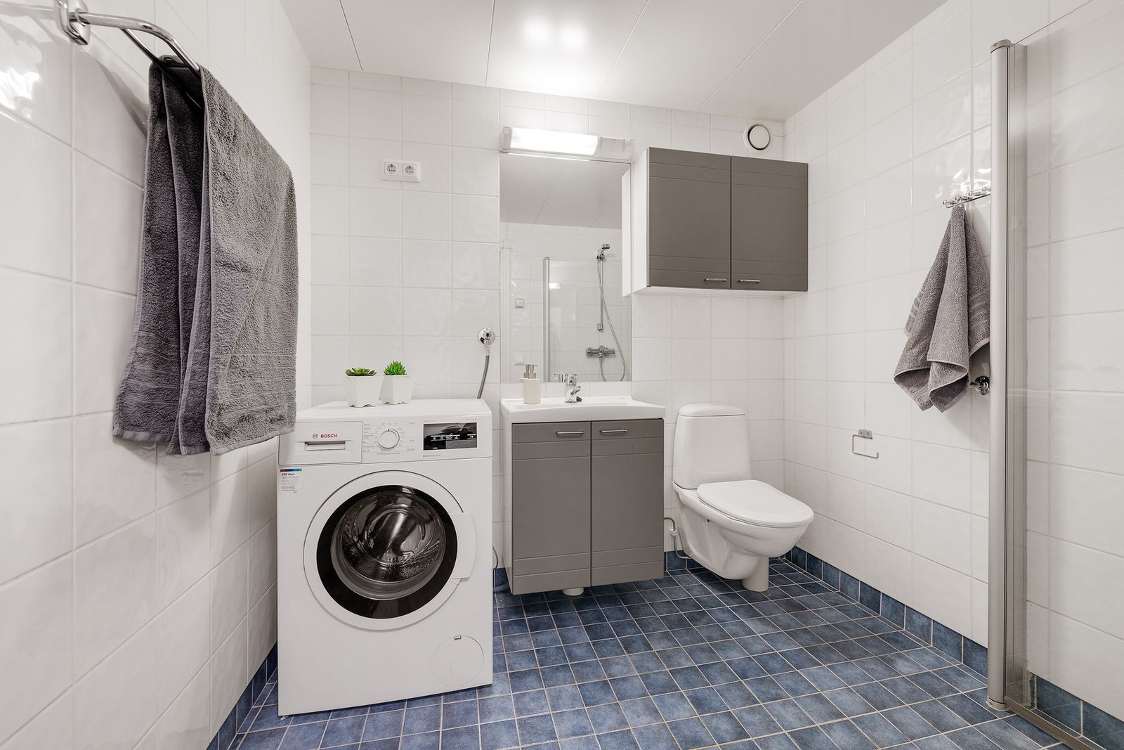 Pent flislagt bad holder høy standard og er godt vedlikeholdt Galleribilde