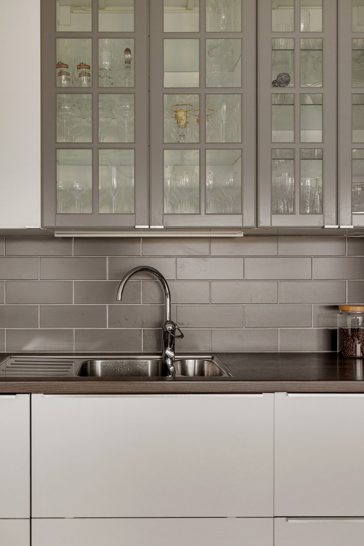 Pene fliser og lekre detaljer gir et godt helhetsinntrykk av kjøkkenet Galleribilde